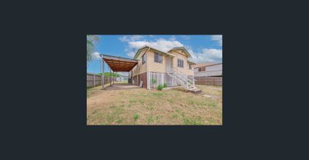 Highset home with heaps of storage - Photo 4