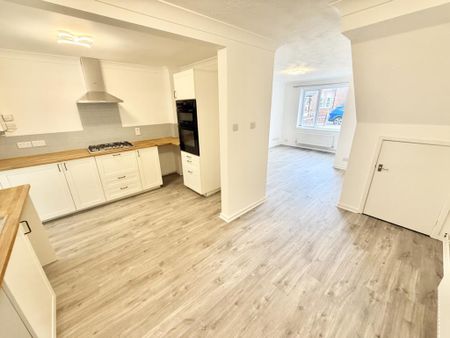 3 bedroom semi-detached house to rent - Photo 3