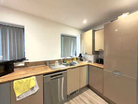 1 bedroom in a flat share to rent - Photo 3