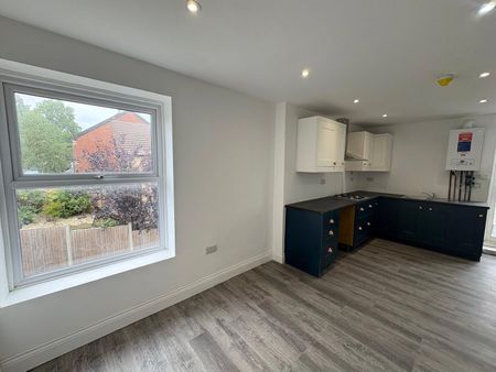 Wellington Lane, Farnham, Surrey, GU9 - Photo 4