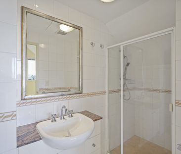 Top Floor Apartment - Photo 5