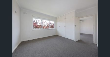 Spacious & Light-Filled One Bedroom Apartment in the Heart of Bentleigh! - Photo 2