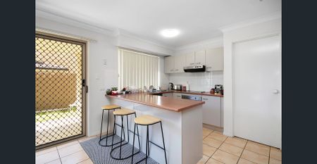 AVAILABLE NOW 3 BEDROOM TOWNHOUSES IN A QUIET COMPLEX - Photo 2