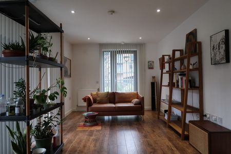 1 Bed Flat, Lucienne Court, E14 - Photo 2