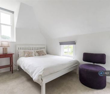 3 bedroom flat to rent - Photo 4