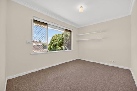 Family Living with Pool - Photo 3