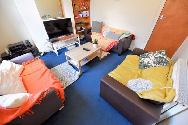 4 bedroom House in School View, Leeds - Photo 1