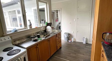 Central and convenient - six-bedroom student living - Photo 4