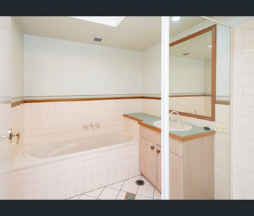 Top Floor Waterfront Apartment with Broadwater Views - Photo 5