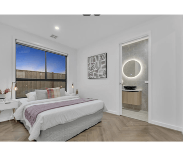 LUXE LIVING IN AN ENVIABLE LOCATION WITH 2 ENSUITS !! - Photo 6