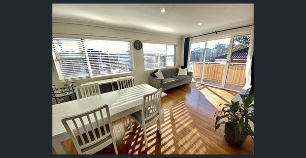 Renovated top floor apartment in perfect location - Photo 1