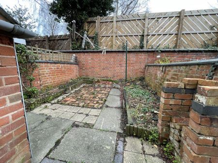 3 bedroom terraced house to rent - Photo 2