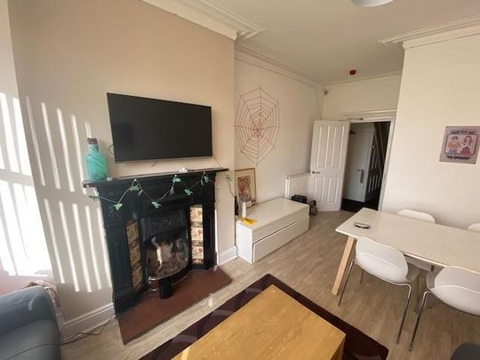 6 bedroom private hall to rent - Photo 1