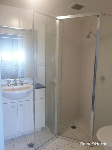 Stylish Three-Bedroom Apartment with Stunning Views - Photo 5