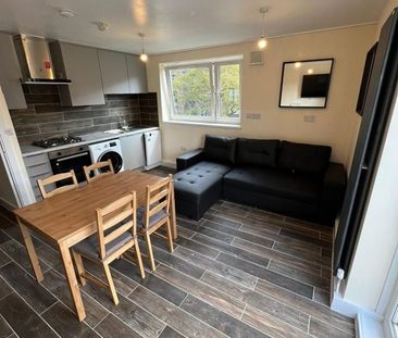 4 Bed Maisonette, Holford House, SE16 - Photo 2