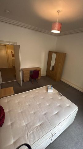 3 bedroom flat to rent - Photo 4