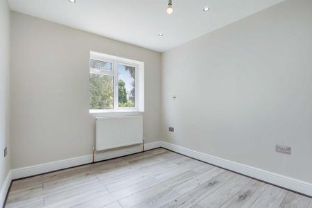 3 bedroom flat to rent - Photo 4