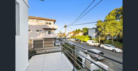 Coastal Living in the Heart of Collaroy - Photo 4