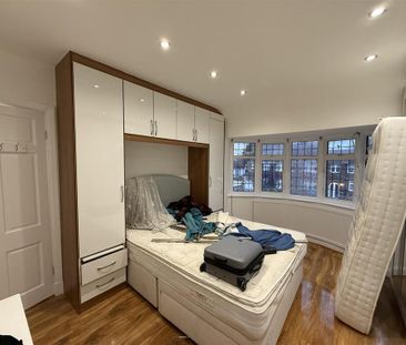 4 bedroom semi-detached house to rent - Photo 5