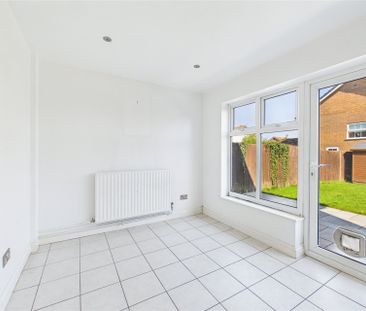 3 bedroom House in Lindsey Close, Wokingham - Photo 2