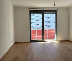 Helle 2-Zimmer-Wohnung mit Loggia und Klimaanlage - Photo 2