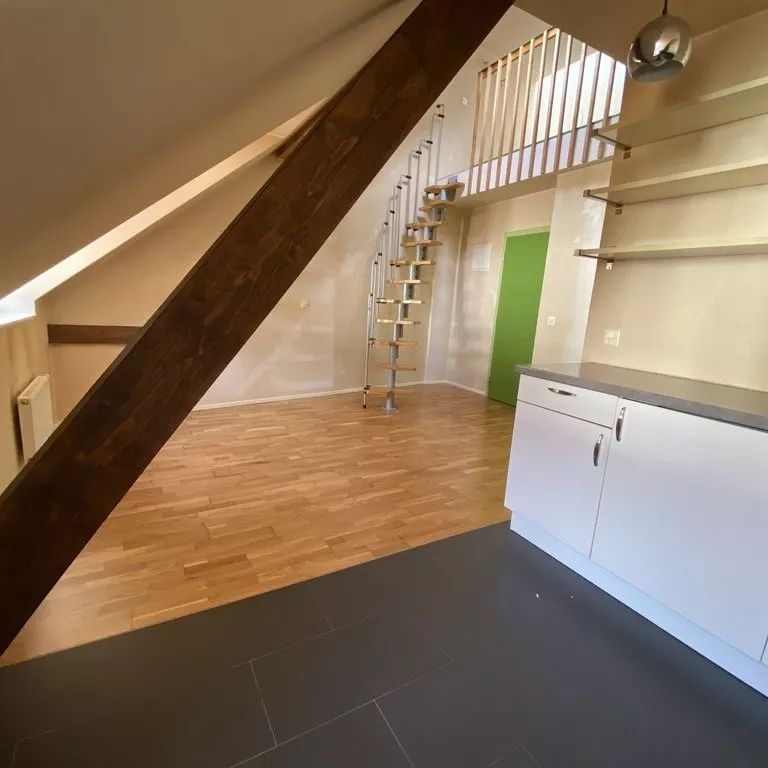 Studio en duplex avec cachet au coeur de Lausanne - Photo 1