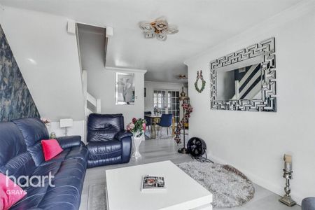 4 bedroom end of terrace house to rent - Photo 2