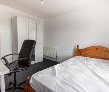 1 bedroom in a flat share to rent - Photo 5