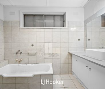 Spacious & Renovated Family Home in Prime Dandenong North Location! - Photo 6