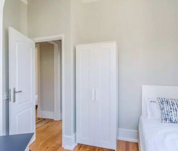 Room for rent in 7-bedroom residence in Arroios, Lisbon - Photo 5