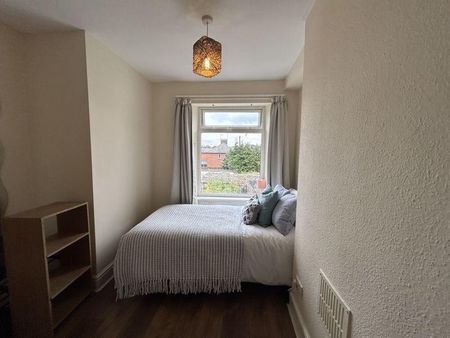 1 bedroom in a house share to rent - Photo 2