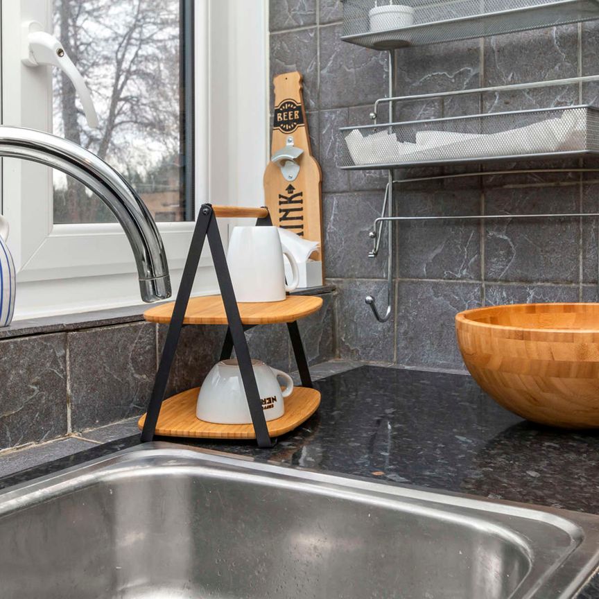 Stylish East London Room – Great Transport Links ✨ Room B - Photo 1