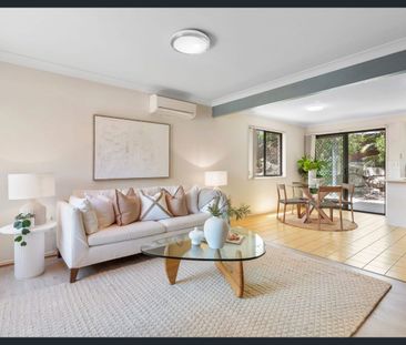 Well-Located Townhouse Offering Comfort and Convenience - Photo 1