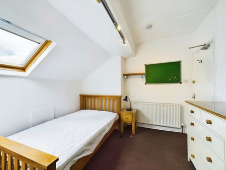 BILLS INCLUDED – Queens Road, Hyde Park, Leeds, LS6 - Photo 4