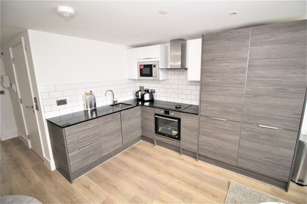 London Road, Crawley - Photo 1