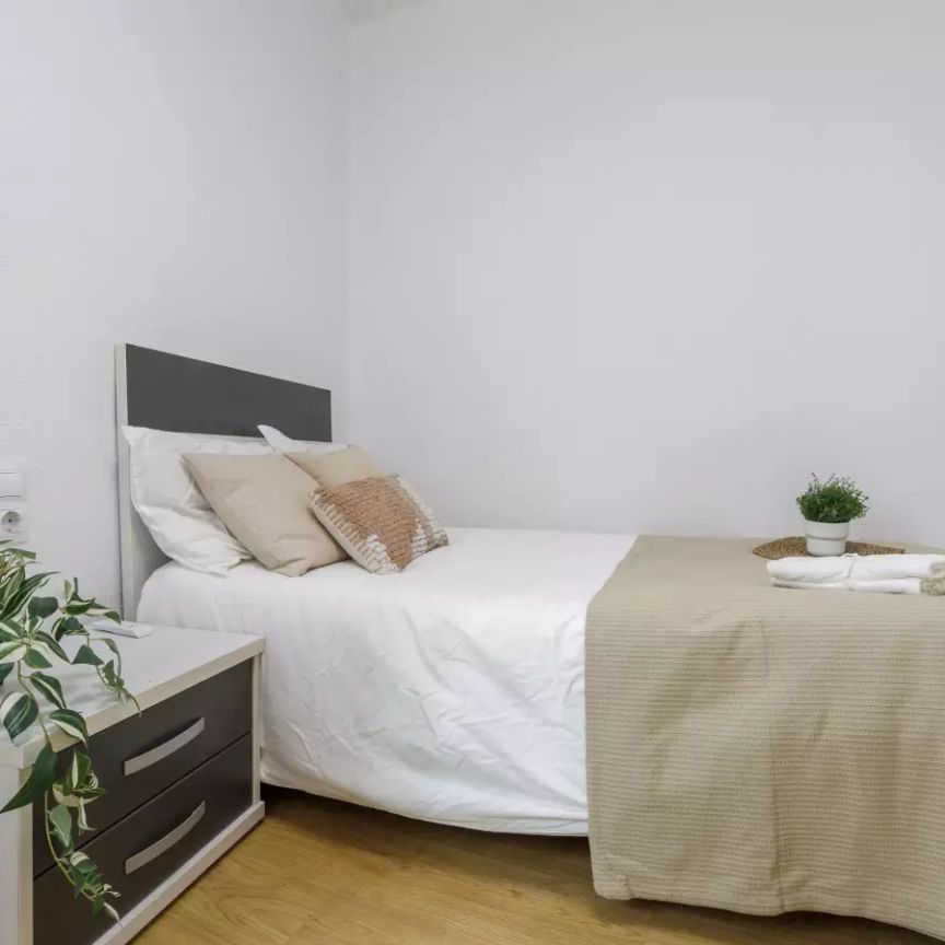 Room in a shared 4-bedroom apartment for rent in Trinitat. - Photo 1