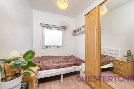 3 bedroom maisonette in London - Photo 4