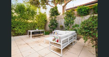 Expansively Accommodating in the Heart of It All! - Photo 2