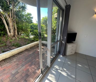 Ground-Floor Studio with Private Courtyard – Walk to Broadwater & S... - Photo 2
