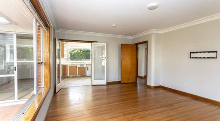 Lovely 3-bedroom family home in great school zones! - Photo 3