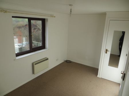 3 bed House - To Let - Photo 5