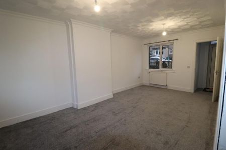 4 bedroom semi-detached house to rent - Photo 4