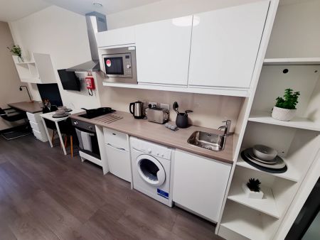 Studio - Silver - Photo 4