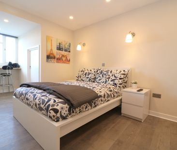Studio Flat, Hanworth Road, TW3 - Photo 1