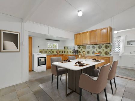 Light-Filled Queenslander Living Just Steps from Redbank Station - Photo 5