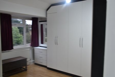 4 Bed Semi-Detached House, Harley Road, HA1 - Photo 2