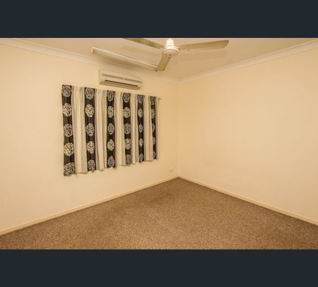 2/364 Mccoombe Street, Mooroobool, Qld 4870 - Photo 3