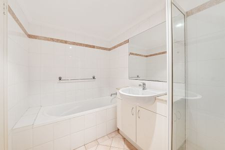 Bright and Sunny Apartment in Ideal Location - Photo 5