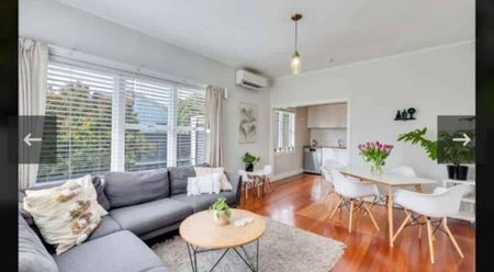 Soaked in Sunshine, Beautiful 3 bedroom home for r - Photo 2