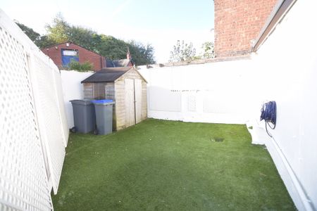 To Let 3 Bed Semi-Detached House - Photo 2